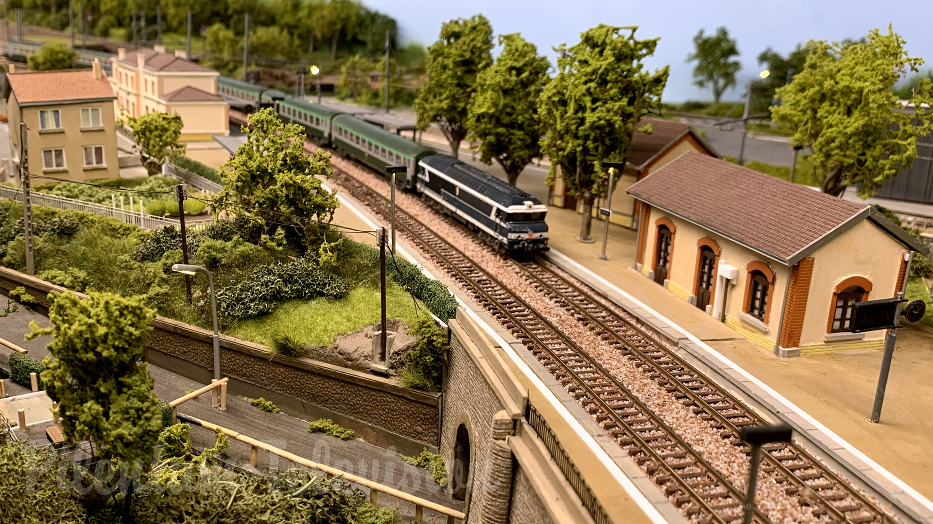 Réseau ferroviaire à l’échelle N et trains miniatures de la SNCF à la gare de L’Arbresle