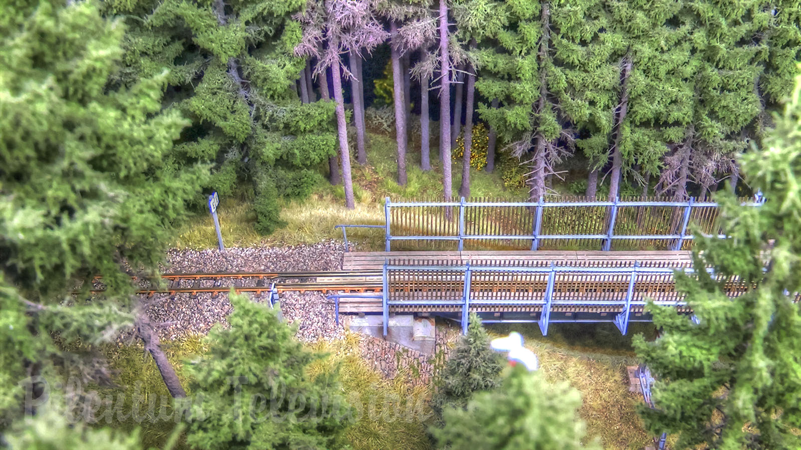 Diorama de train miniature: Le vieux pont en acier des chemins de fer à voie étroite de Saxe