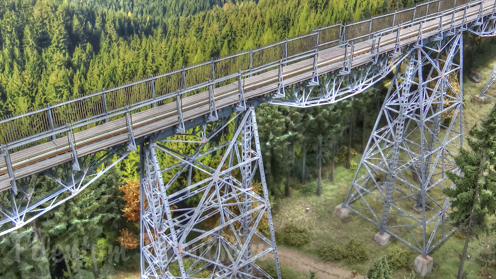 Diorama de train miniature: Le vieux pont en acier des chemins de fer à voie étroite de Saxe