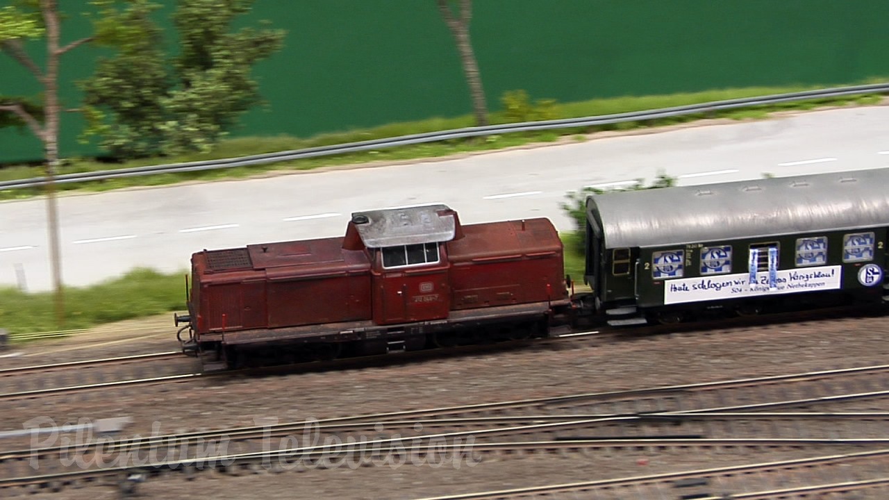 Grand réseau HO avec des locomotives à vapeur et avec des trains miniatures