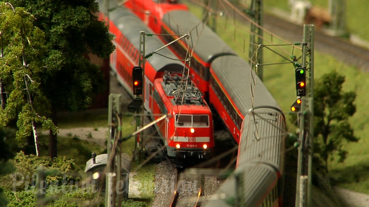Le paradis pour des trains électriques - Réseau miniature HO construit par l'artiste Bernhard Stein