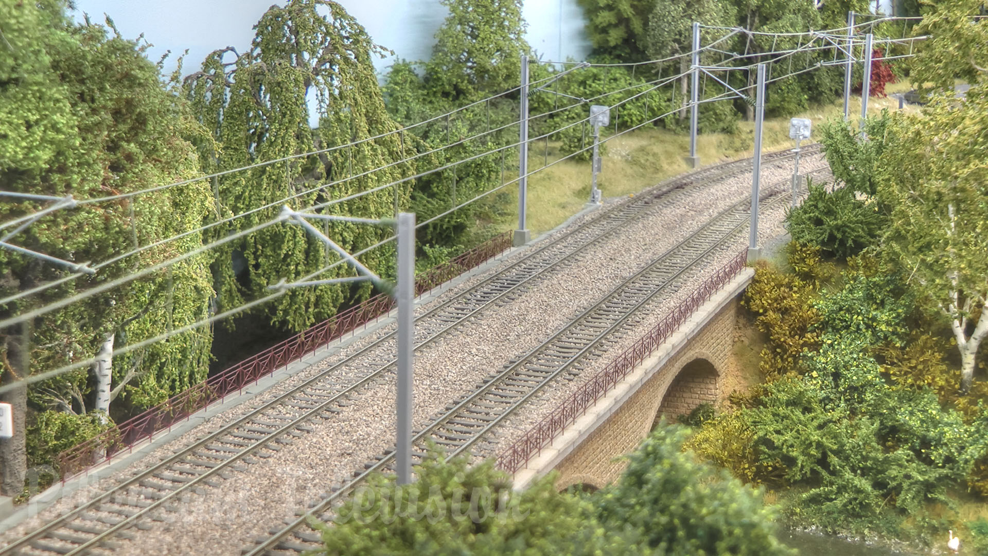 Magnifique maquette ferroviaire à l’échelle HO avec des trains miniatures luxembourgeois
