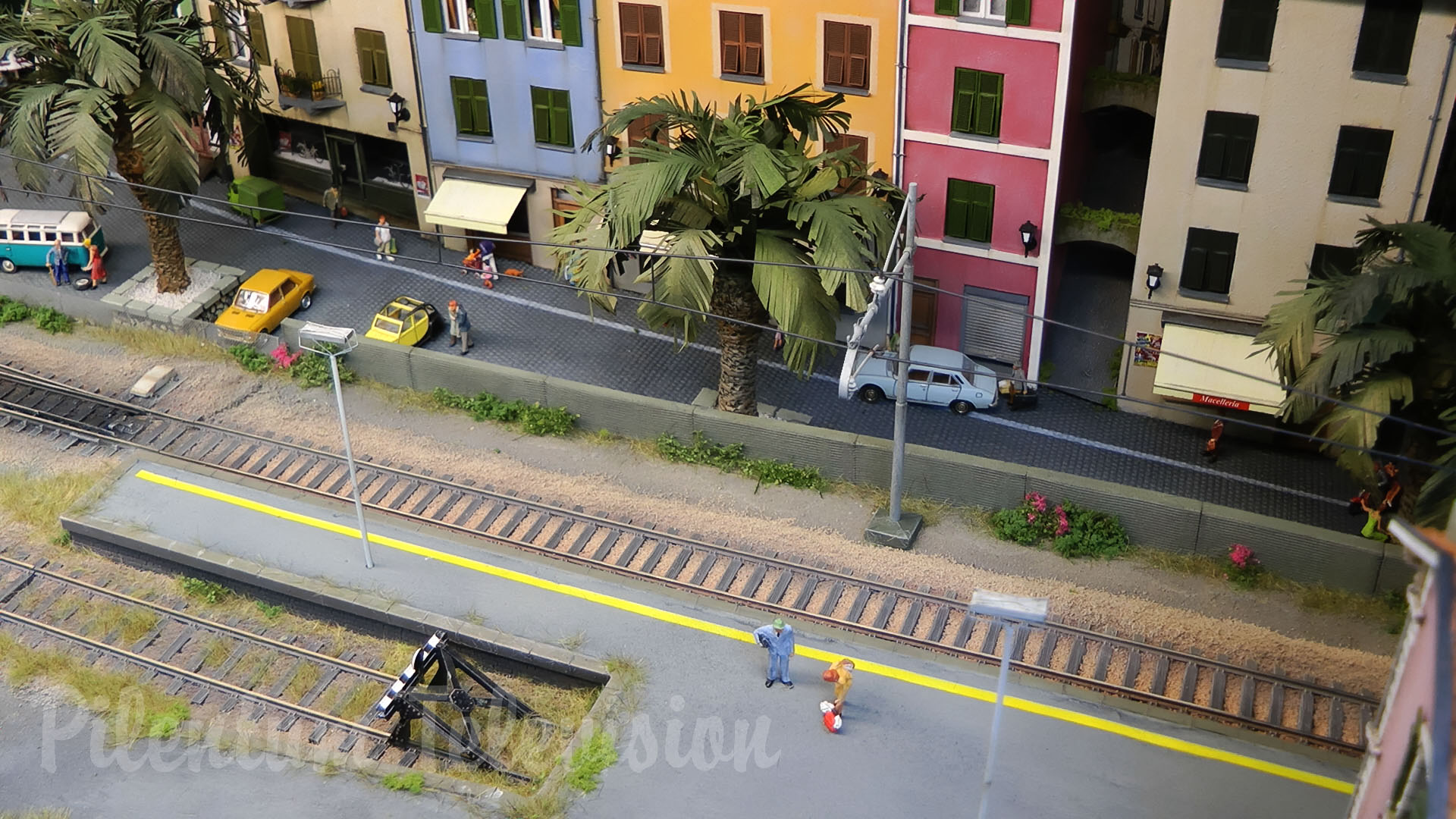 Modèles réduits de chemin de fer d’Italie - Giacomo - Réseau ferroviaire avec trains de Rivarossi et ACME construit par Maurice Kleverwal