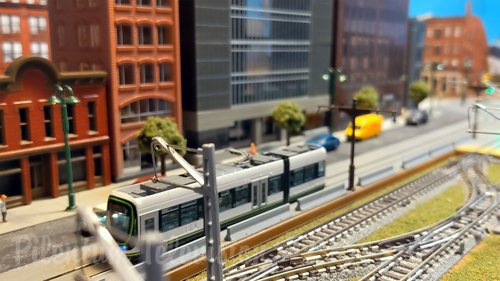 Modèles réduits sur un réseau ferroviaire en échelle N représentant des tramways