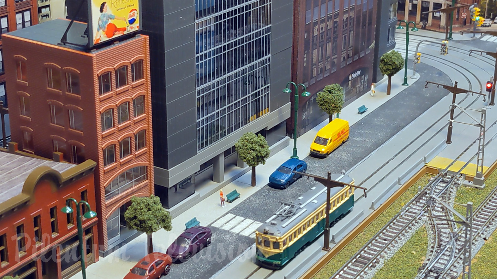 Modèles réduits sur un réseau ferroviaire en échelle N représentant des tramways
