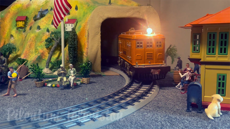 Modélisme ferroviaire en fer-blanc avec des répliques de vieux trains jouets