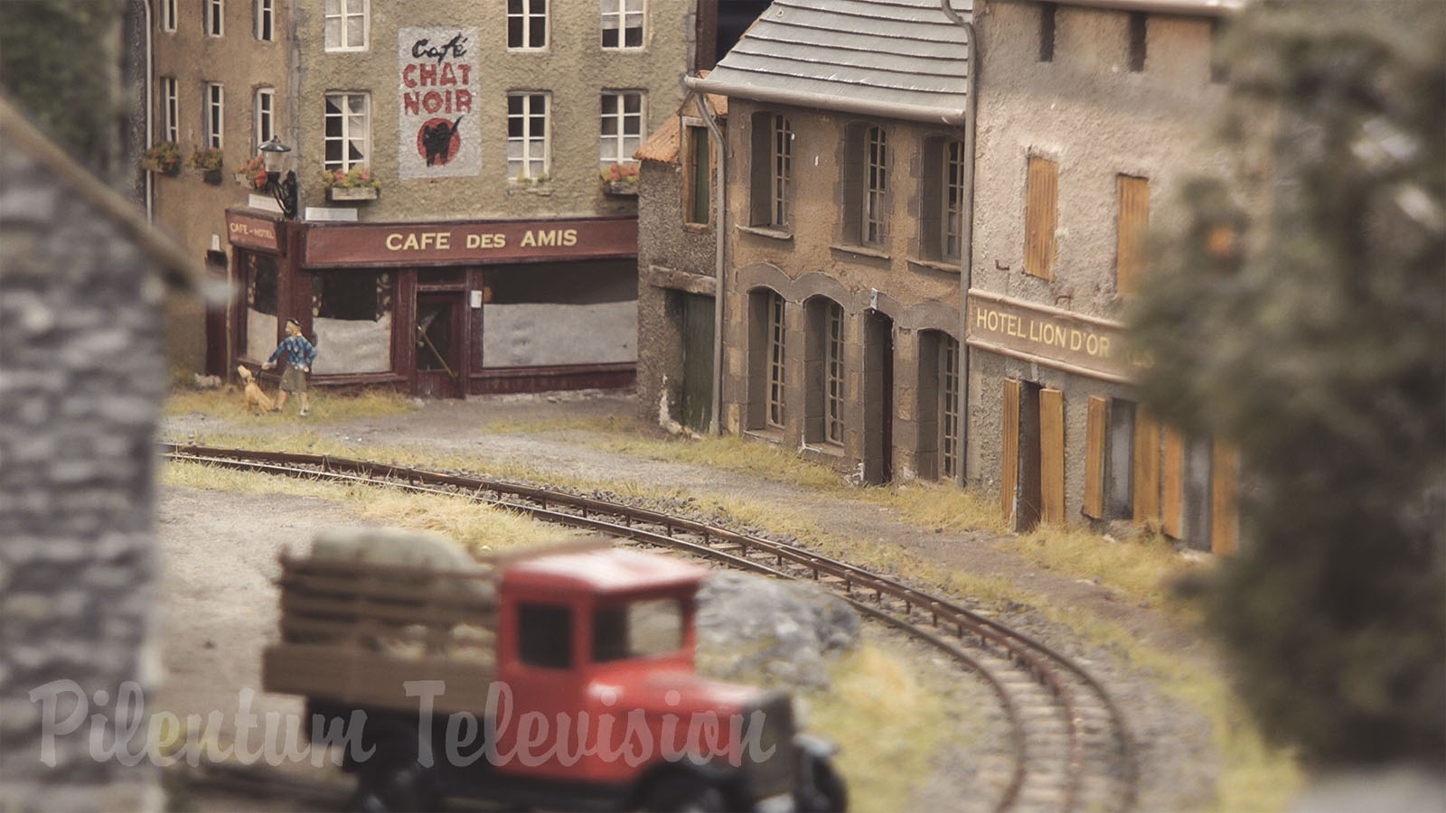 Modélisme ferroviaire - Village où tout le monde aimerait vivre grâce à la locomotive à vapeur