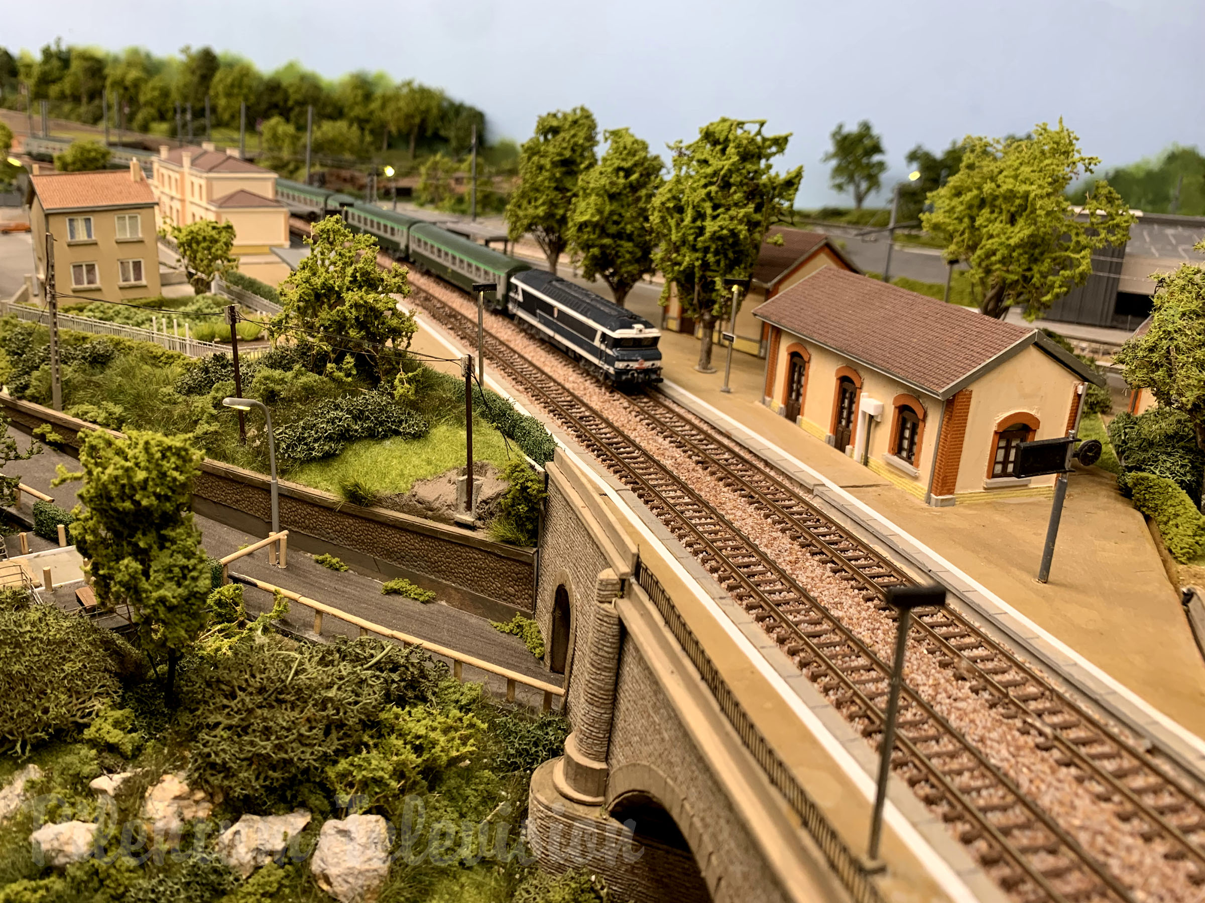 Réseau ferroviaire à l’échelle N et trains miniatures de la SNCF à la gare de L’Arbresle