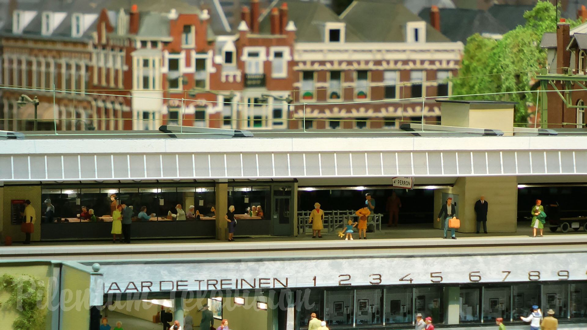 Réseau ferroviaire avec tramways et trains de la gare centrale de Rotterdam à l’échelle HO par Thom Raven