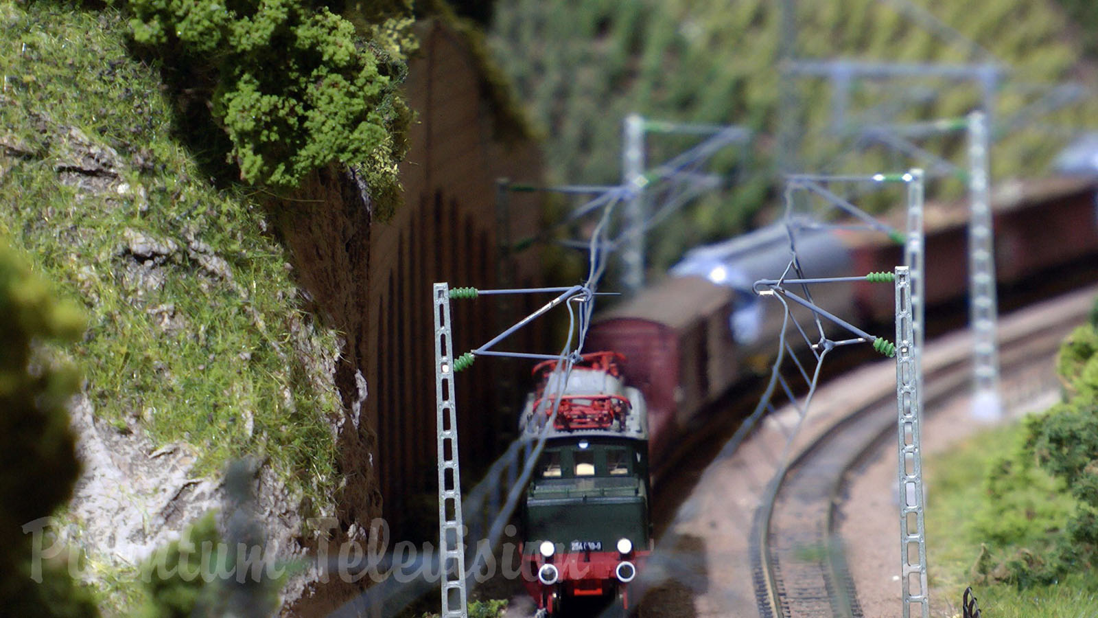 Trains miniatures à l’échelle N de la vallée de la Moselle en Allemagne réalisée par Fleischmann