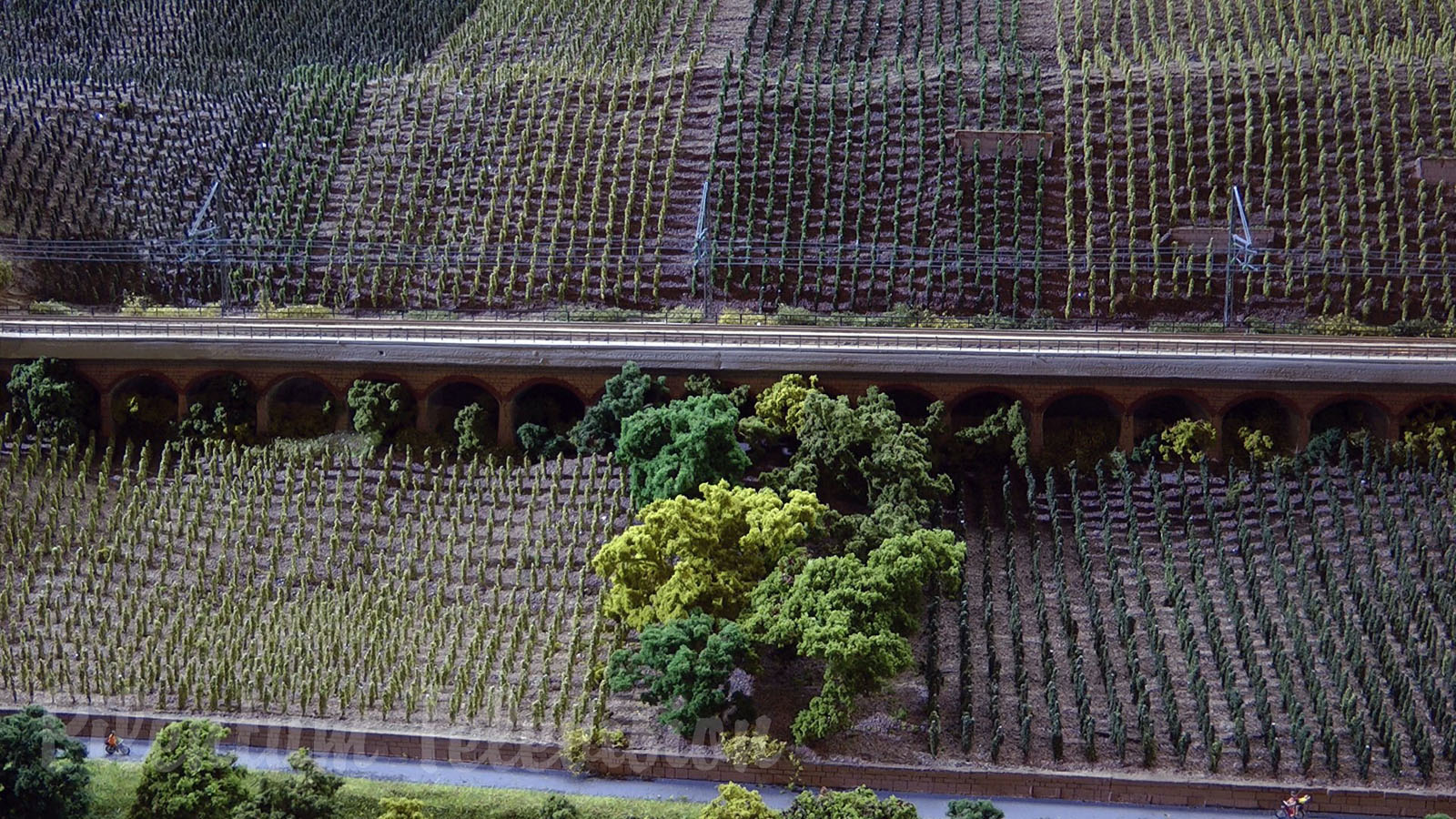 Trains miniatures à l’échelle N de la vallée de la Moselle en Allemagne réalisée par Fleischmann